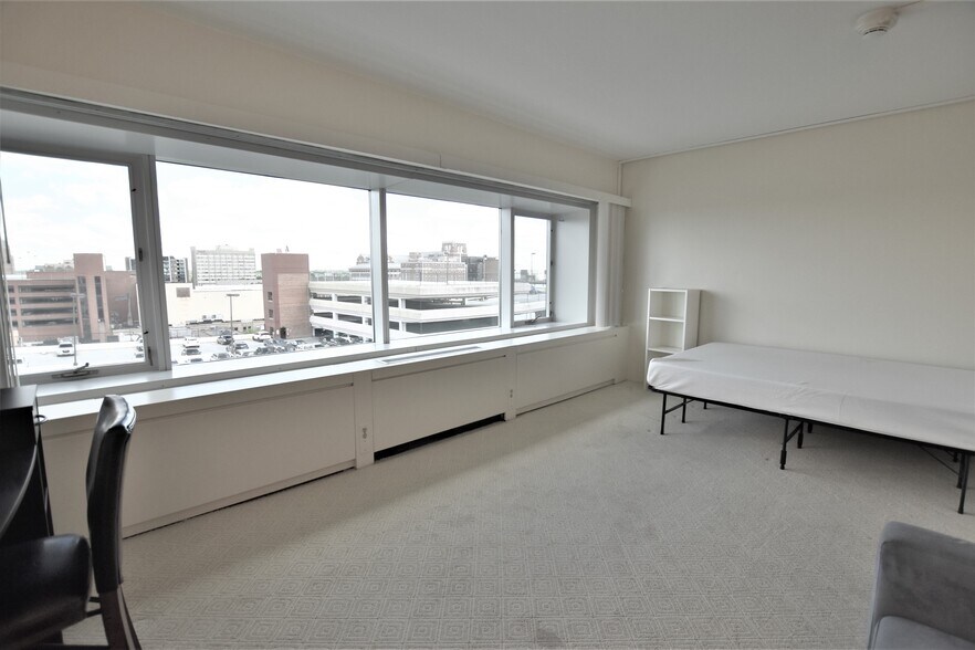 Primary Photo - 555 E William St