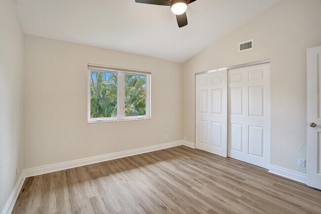 Building Photo - 923 Dogwood Dr