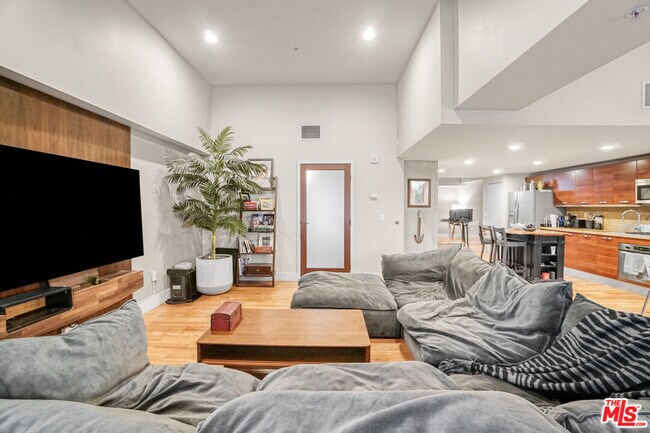 Building Photo - 460 S Spring St