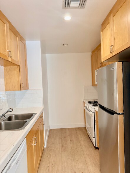 Building Photo - 808-812 Westmount Dr