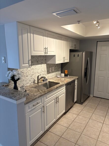 Building Photo - 900 Crestwood Ct S