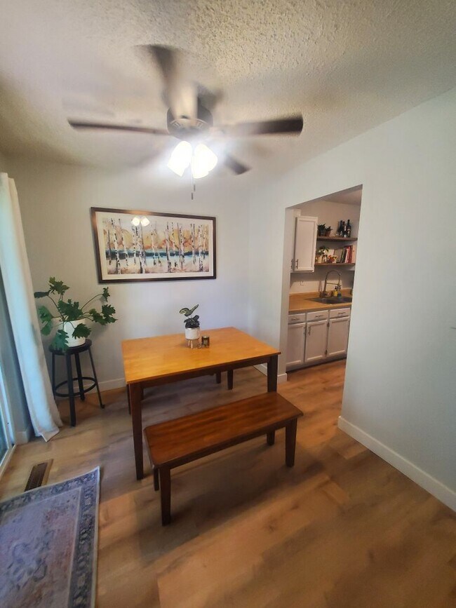 Building Photo - Updated and Spacious 1 Bedroom with Attached Garage!