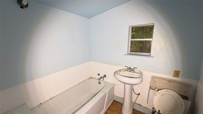 Building Photo - 1501 S Columbia Dr