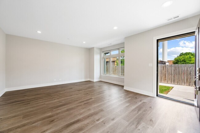 Building Photo - 39 Forest Ave