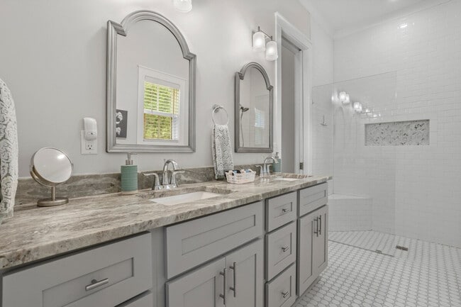 Building Photo - 164 Markham Dr