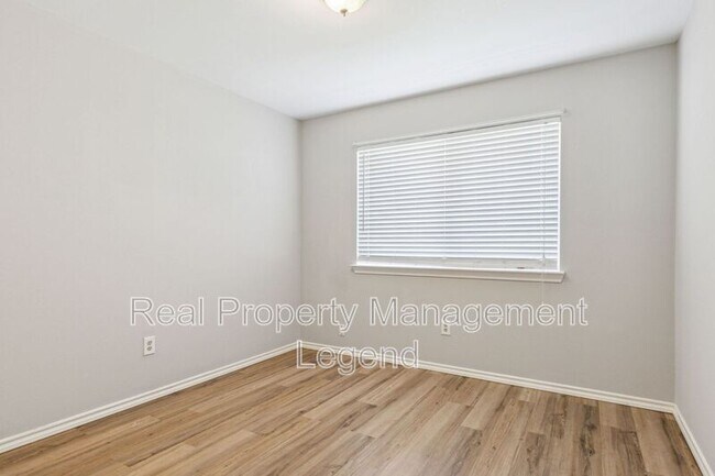 Building Photo - 110 Magnolia St