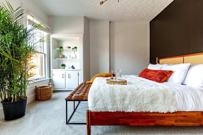 Building Photo - 313 W 4th Ave