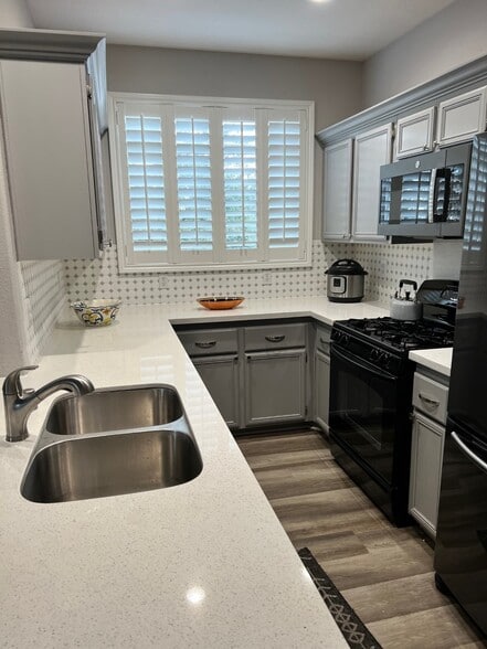 KITCHEN - 2201 Ramsgate Dr