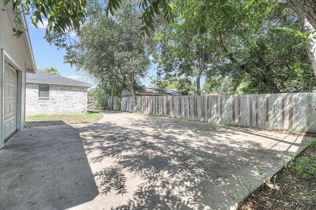 Building Photo - 2111 E Lott Ave