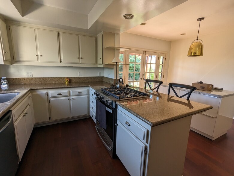 Kitchen - 2090 E Mountain St