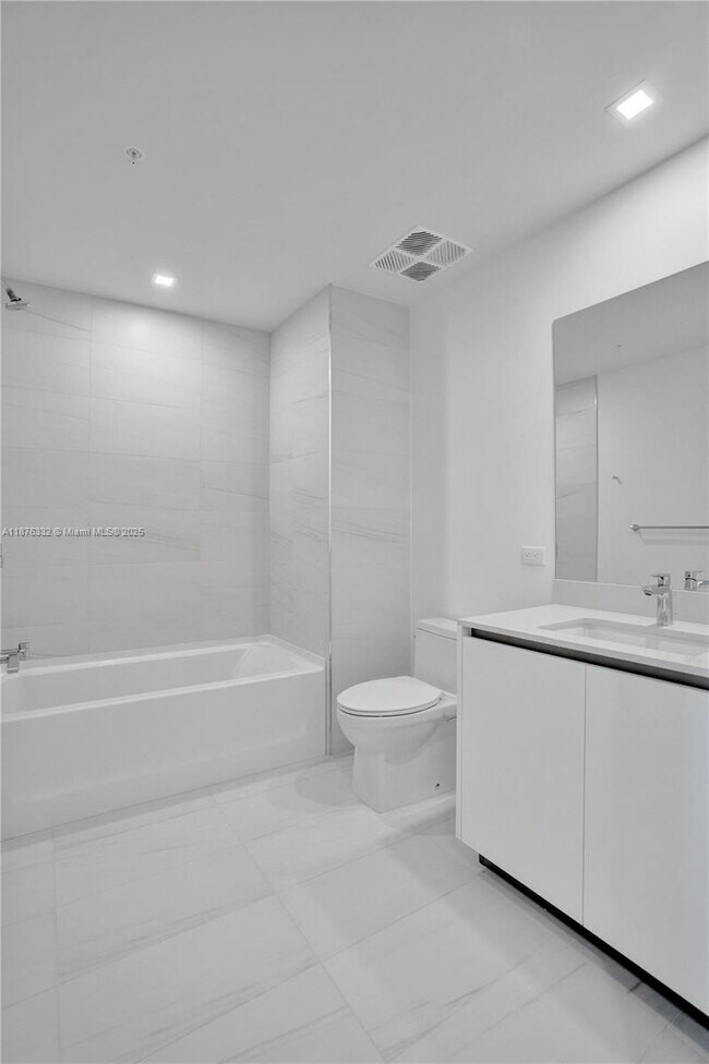 Building Photo - 900 N Ocean Blvd