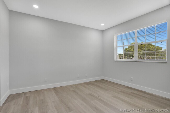 Building Photo - 660 Cypress Club Way