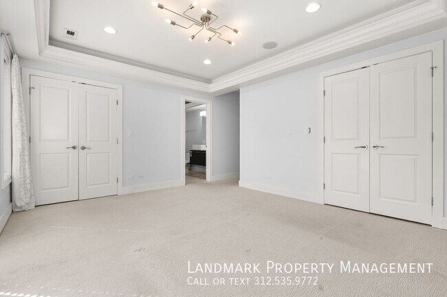 Building Photo - 2257 W Belmont Ave