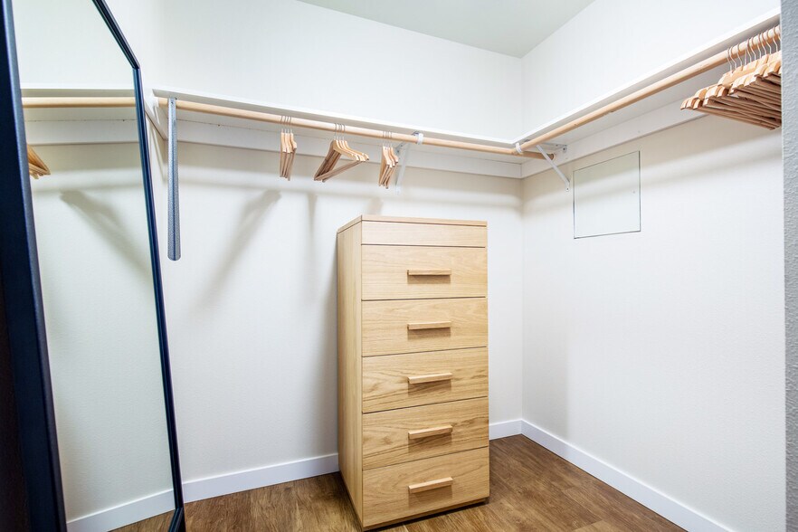 Building Photo - 215 10th Ave E