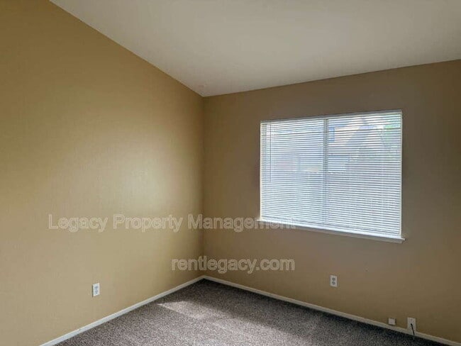 Building Photo - 7733 Robinette Rd