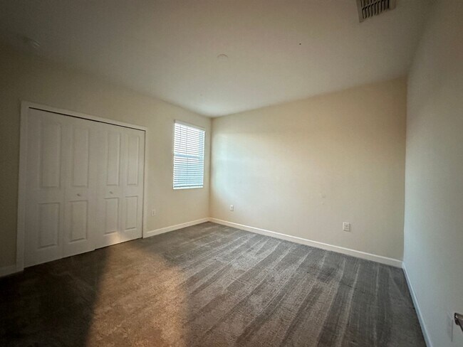 Building Photo - 4 Bed 3.5 Bath Townhouse for rent in Store...