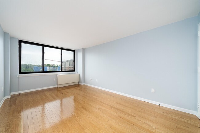 Building Photo - 700 Grove St