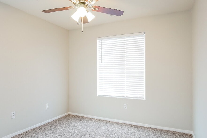 Building Photo - 8133 S Ribbon Falls St