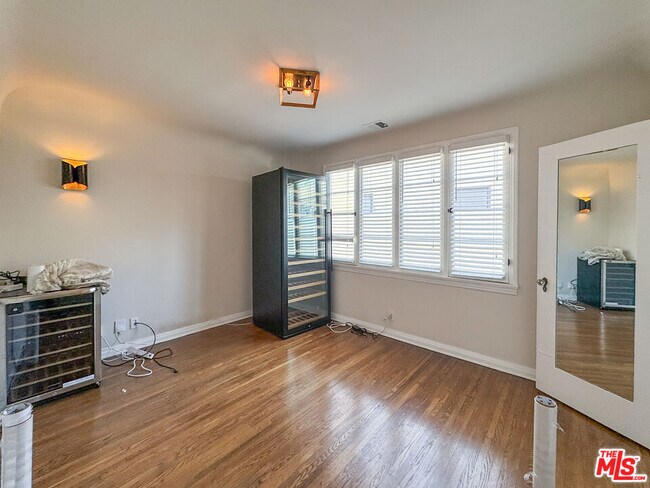 Building Photo - 345 Westbourne Dr