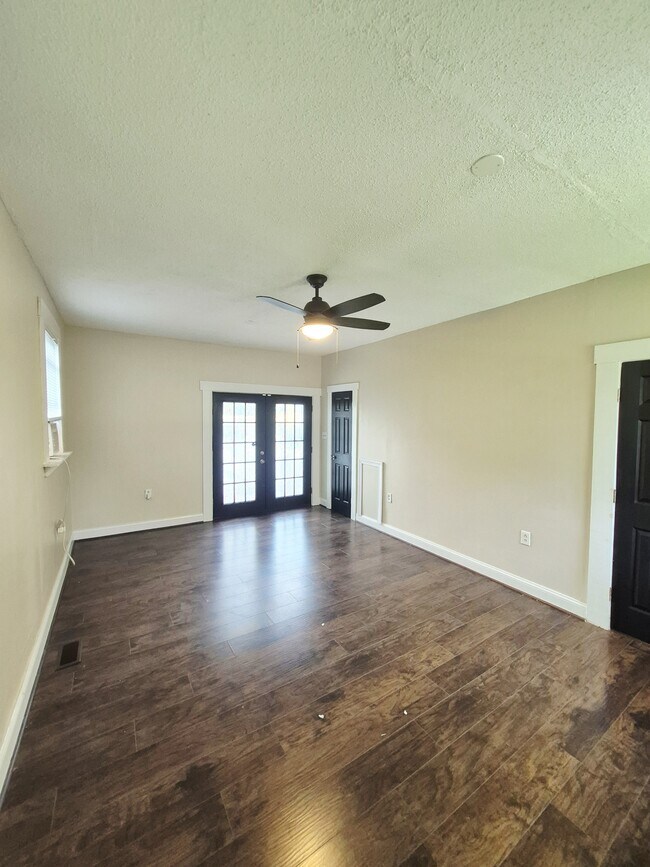 Building Photo - 711 Arnold Ave