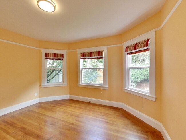 Building Photo - Stunning 4BR/3BA Home with Office, Laundry...