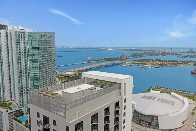 Building Photo - 601 NE 1st Ave