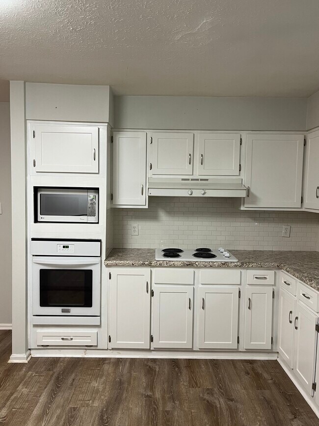 Built in applainces - 35 Ferncliff Dr