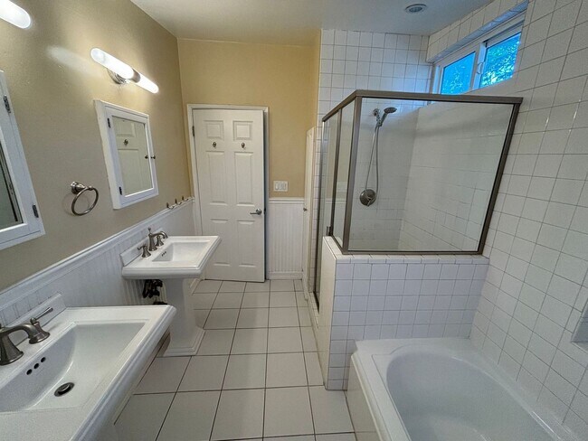 Building Photo - 6 Bed/ 5 Bath on Campanile! Large back are...