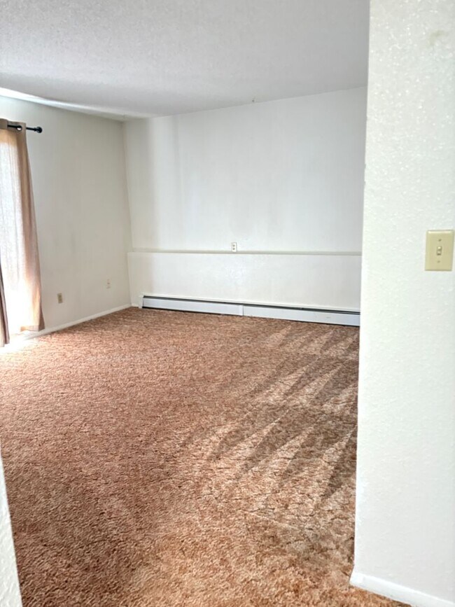 Building Photo - 842 E Cedar Ct
