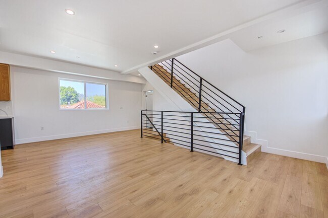 Building Photo - 2851 S Victoria Ave