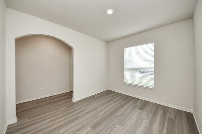 Building Photo - 305 Wayne County Dr