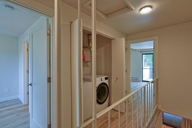 Building Photo - Stylishly Remodeled Condo in Prime Center Park Location