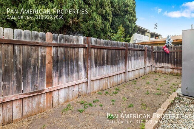 Building Photo - 15443 Van Buren St