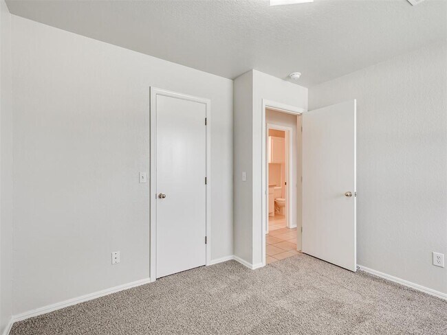 Building Photo - 949 N Windermere Dr