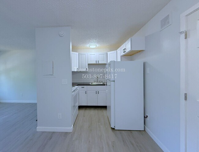 Building Photo - Inviting East Portland Apartment with Bright Living and Everyday Comfort