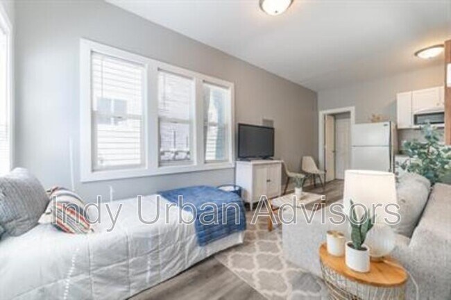 Building Photo - 2831 N Kenwood Ave