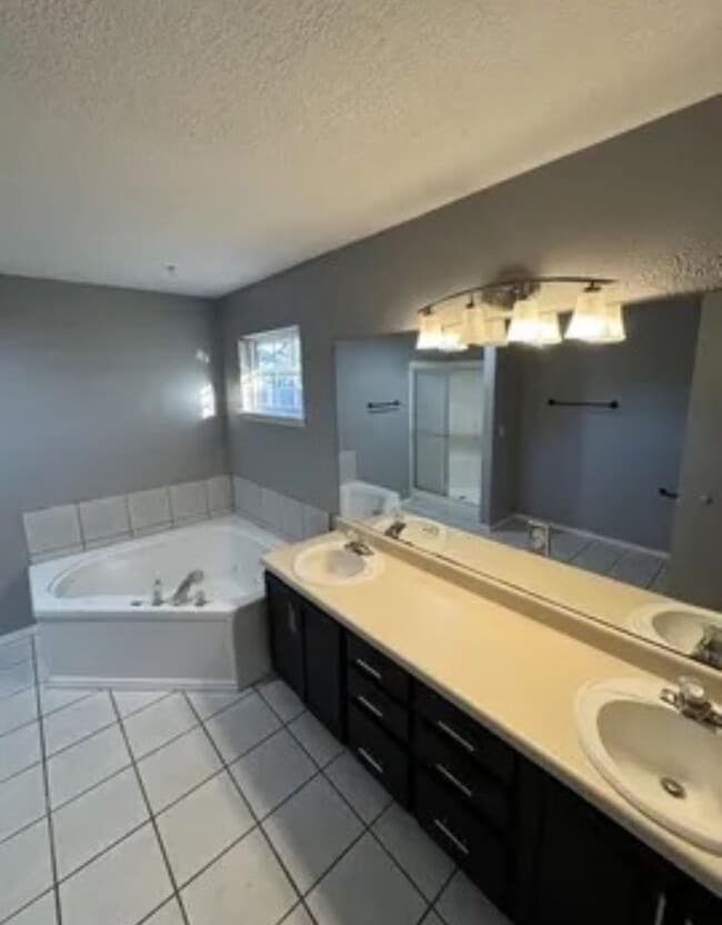 Building Photo - 5 bed/3 bath house