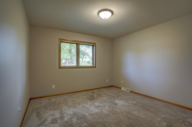 Building Photo - 4544 Windsor Rd