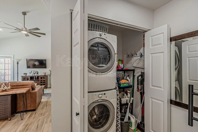 Building Photo - 9708 E Vía Linda