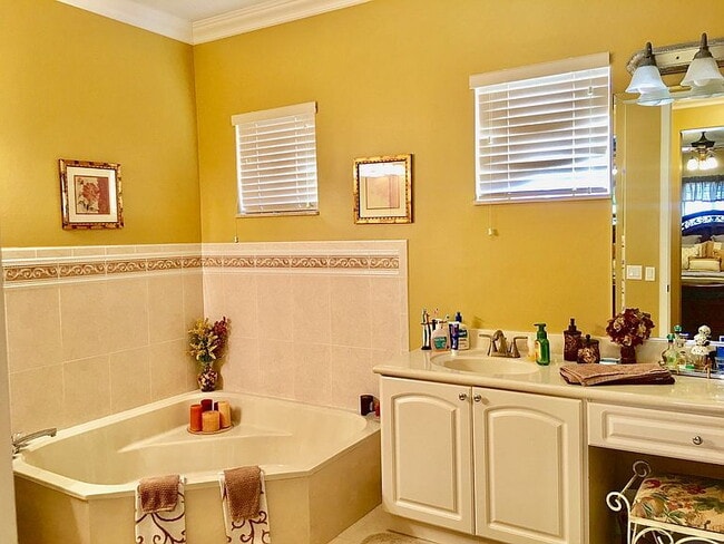 Building Photo - "Spacious 4-Bed Oasis with Granite Elegance & Pool in Miami Lakes"