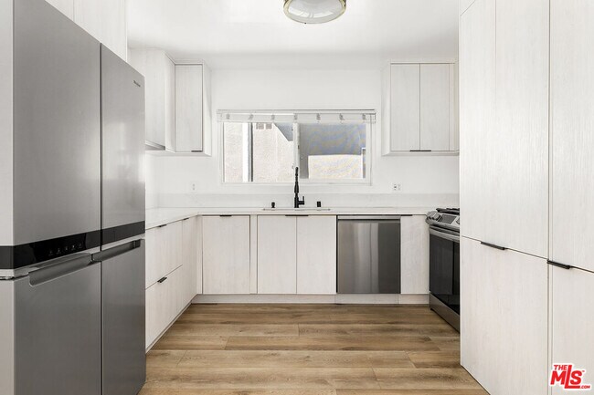 Building Photo - 340 N Palm Dr