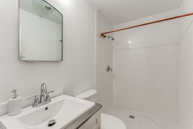 Building Photo - 1 Bedroom Duplex in Tobin Hill