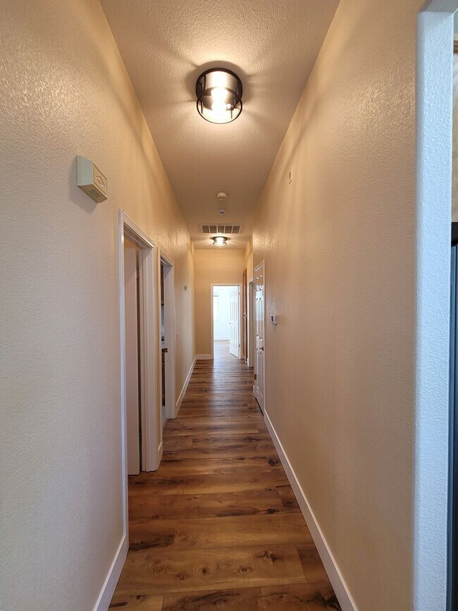 Building Photo - Stunning 2-Bed, 2.5-Bath Entertainer's Gem in Gated Summerset I