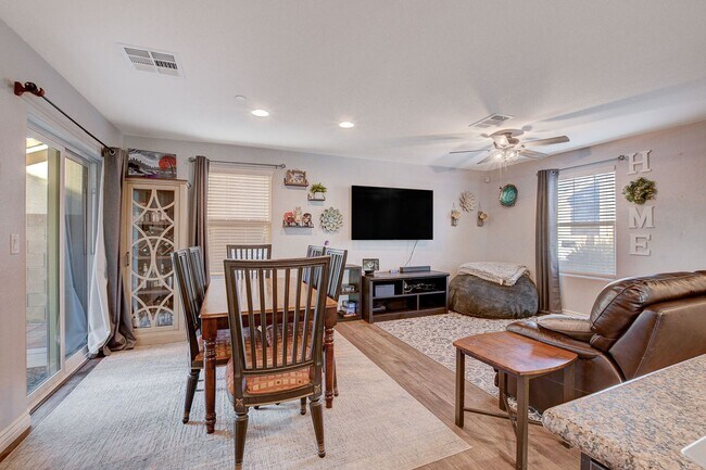 Building Photo - Stunning 3 Bed Home with Loft, Den & Upgraded Kitchen