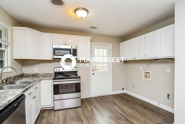 Building Photo - 3 Bedroom Pet-Friendly Home in Charlotte, NC with Main Street Renewal