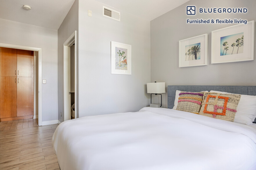 Building Photo - 7100 Playa Vista Dr