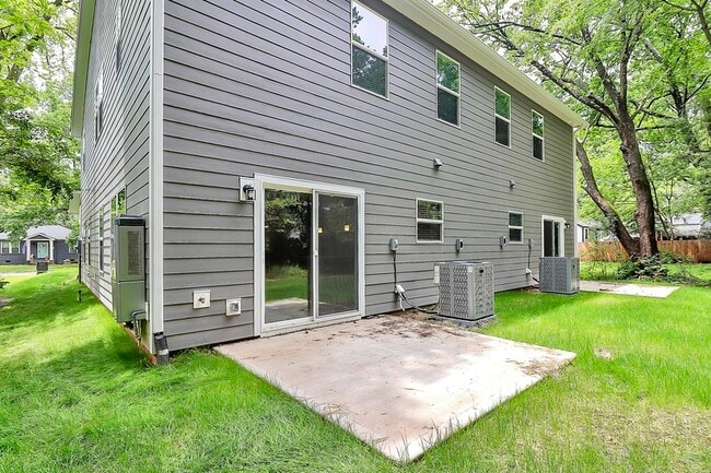 Building Photo - 2730 Catalina Ave