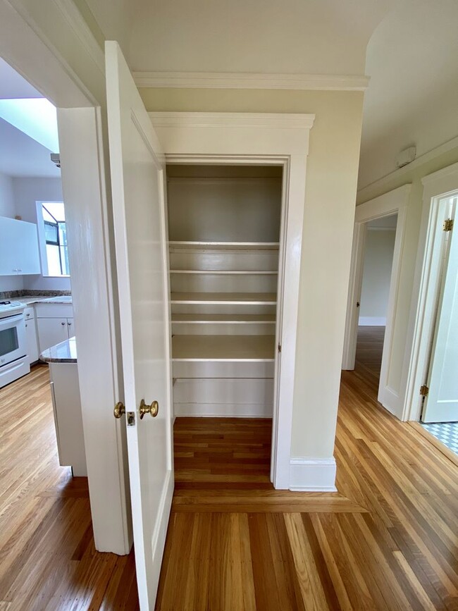 Building Photo - 1BR/1BA Penthouse Level Pacific Heights St...