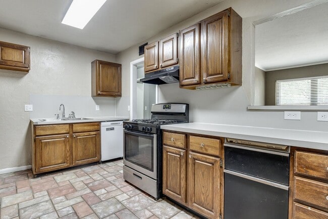 Building Photo - Spacious mid-century ranch home in Clegern