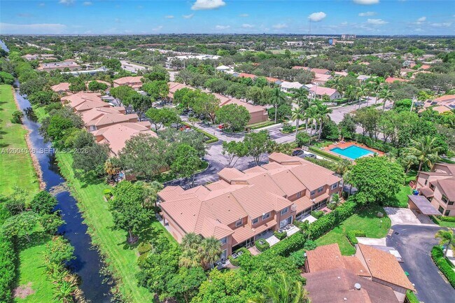 Building Photo - 10112 Royal Palm Blvd